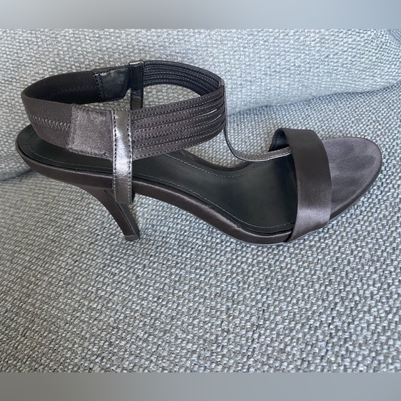 Kenneth Cole Women Heels - Picture 3 of 5